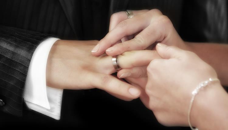 Look Charming Muslim men wear wedding rings for Engagement Wediing Ring